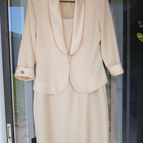 Elegant Cream Women's Dress Suit - Picture 1 of 1